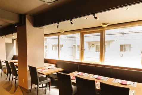『シュラスコレストラン Calendula（カレンドゥラ）』の落ち着いた雰囲気の明るい店内