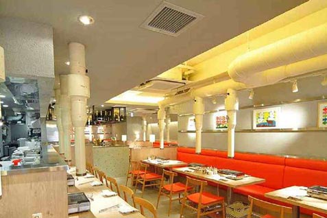 『熟成和牛焼肉 エイジング・ビーフ大宮店』の明るく清潔のある店内