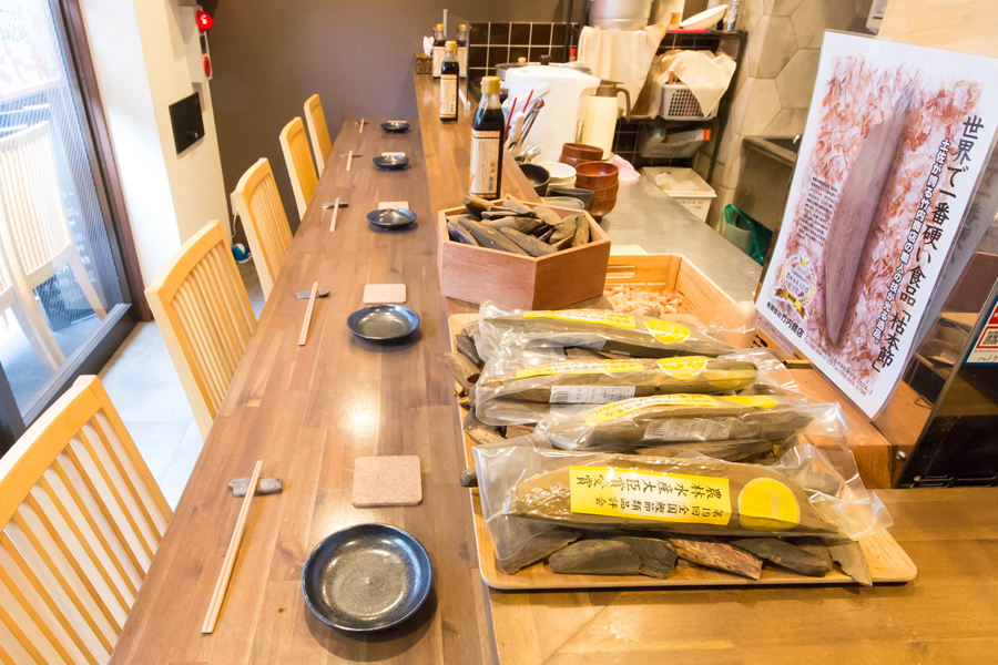 『鰹節丼専門店 節道 京都本店』店内カウンター席