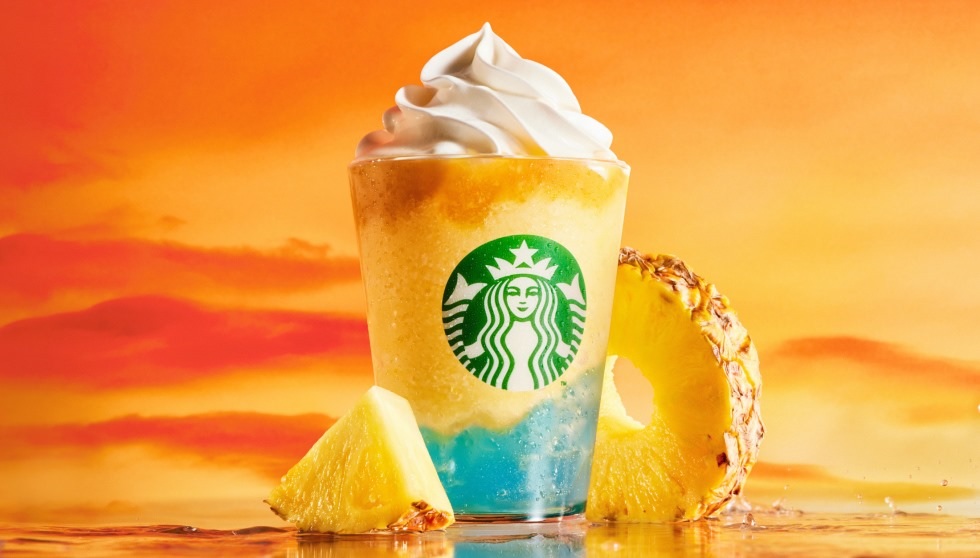 夕暮れ時のビーチをイメージ スタバ「サンセット パイン フラぺチーノ®」8/26発売