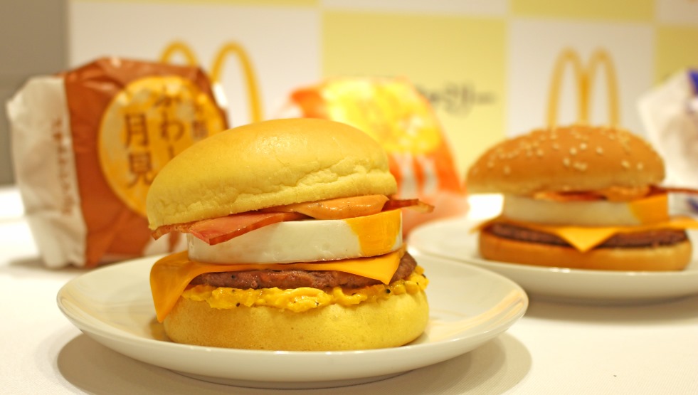 【実食】秋の定番「月見ファミリー」！マクドナルド「芳醇ふわとろ月見」など全10品が登場！