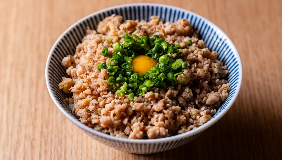 『焼鶏メジャー』の「藁焼そぼろ飯」