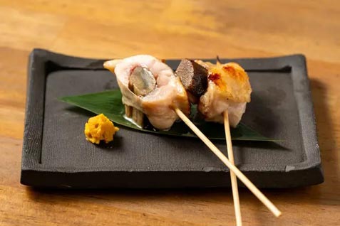 『備長炭焼き鳥 甲元』の「手羽巻き串」
