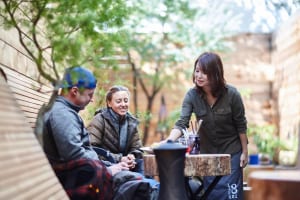 「8LOUNGE」のテラス食事風景