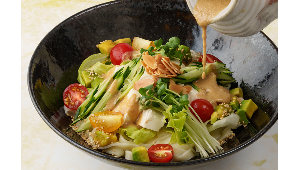 『驛釜（えきかま）きしめん』の「豆腐と彩り野菜のサラダきしめん（東京限定）」