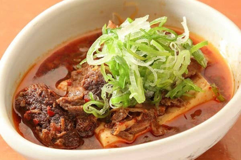 「やきとん酒場 上野とら八」の「和牛すじの煮込み豆腐」