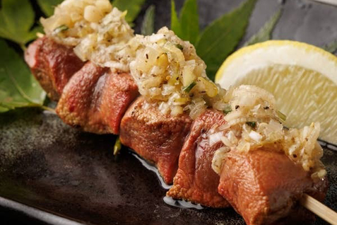 「炭焼やきとん酒場 TONTON 上野店」の「レバーのネギまみれ」