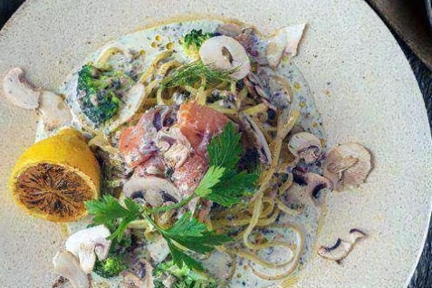 『LATTE GRAPHIC（ラテ グラフィック）自由が丘』の「スモークサーモンとキノコのクリームパスタ」