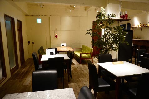 『OPTIMUM EATS（オプティマムイーツ）』の清潔感あふれる空間