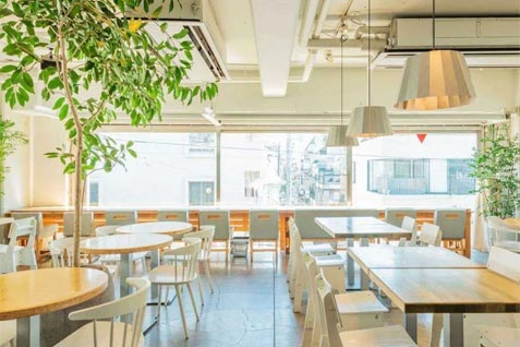 『GOOD CHEESE GOOD PIZZA（グッドチーズ グッドピザ）自由が丘店』の明るい店内