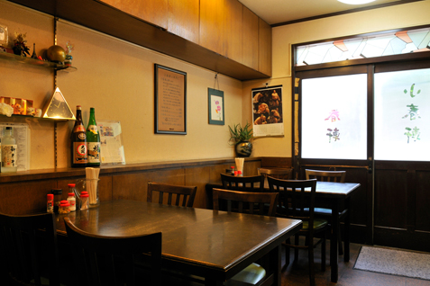 『小春軒』の昭和レトロな店内