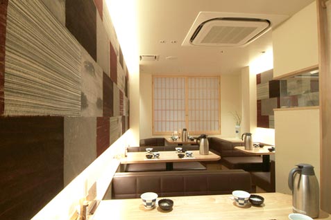 『日本橋 天丼 金子半之助 本店』の2階のテーブル席
