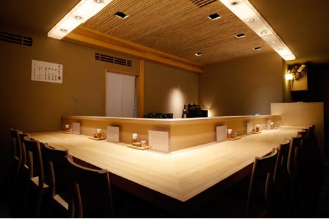 『日本橋海鮮丼 つじ半 日本橋本店』の12席のカウンター