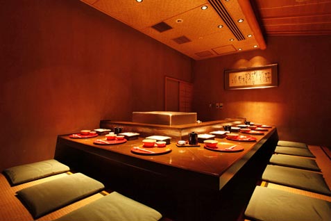 『日本橋天ぷら魚新』のカウンター席