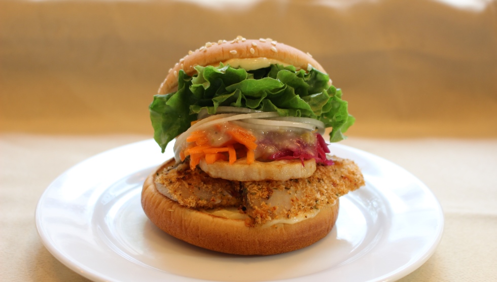 「銀だらグリエのフレンチバーガー 彩り野菜とオリーブアンチョビソース」