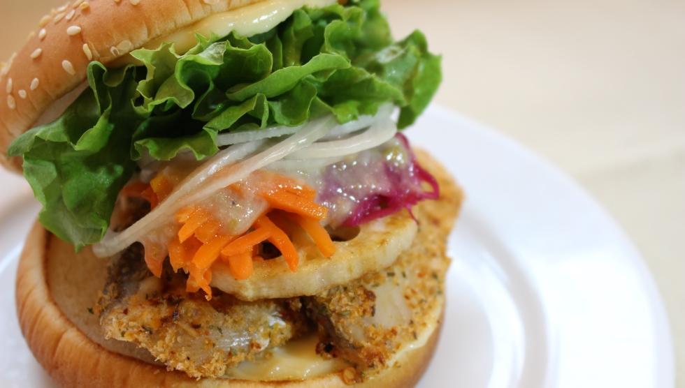 「銀だらグリエのフレンチバーガー 彩り野菜とオリーブアンチョビソース」2