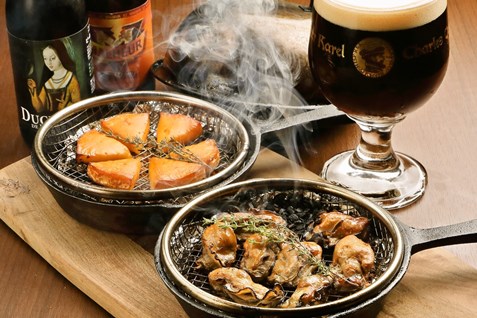 『フランダース・テイル』の燻製料理とビール