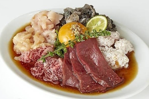 「肉酒場 美美」の「ごちゃ混ぜホルモンユッケ」