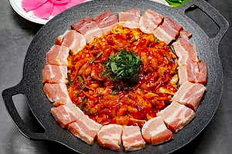 「サムギョプサルとチーズタッカルビ食べ放題 韓国料理 豚友家 新大久保店」の「チュクミサムギョプサル」