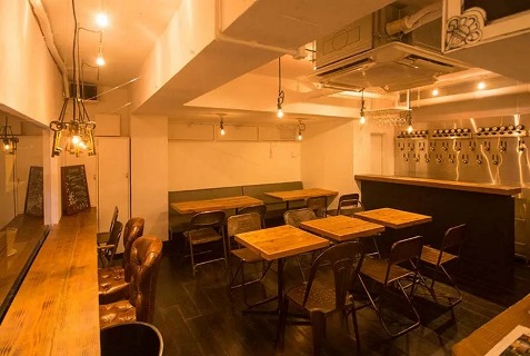 『スワンレイク パブ エド カフェドテテ 渋谷代々木上原店』の店内