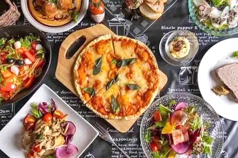 『Osteria Cozorite（オステリア コゾリテ）』の「ピザ」など
