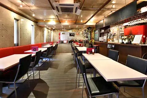 『Osteria Cozorite（オステリア コゾリテ）』の店内