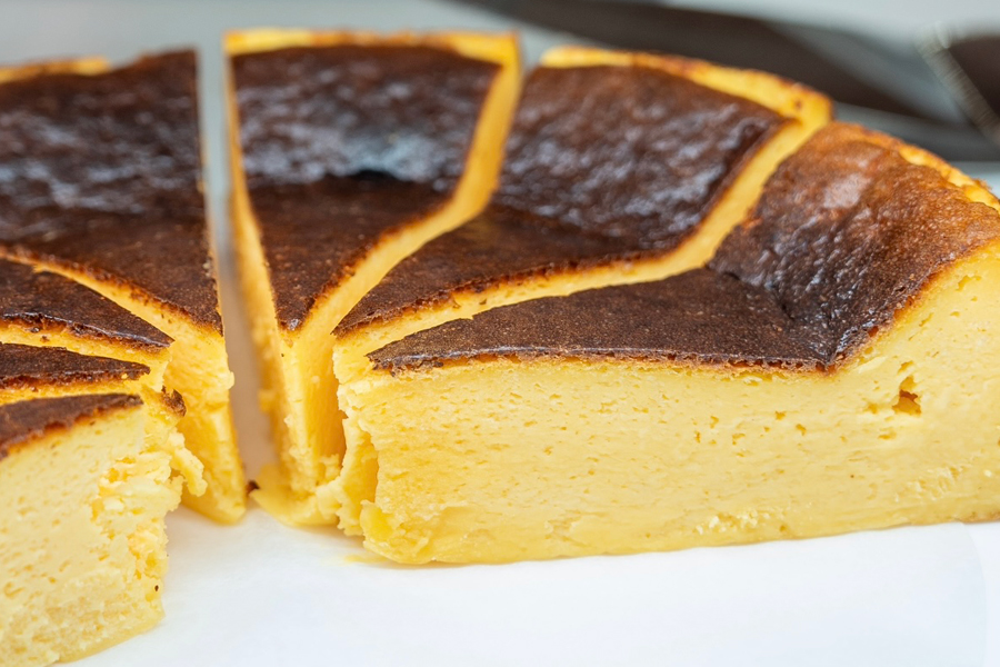 『dews cafe kyoto(デュース カフェ キョウト)』の「バスクチーズケーキ」