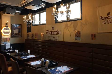 「トラットリア シェ ラパン」の店内