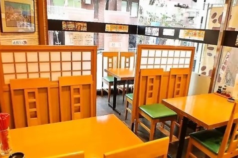 『和人餃子房 俵屋 市ヶ谷・麹町店』の店内