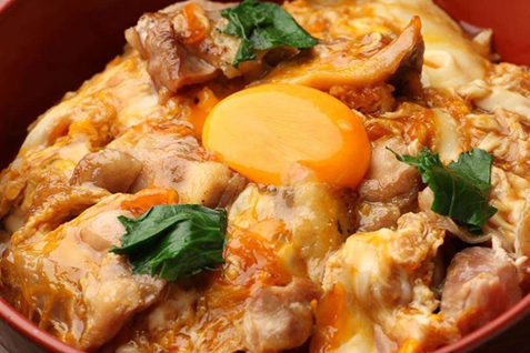 『さかえや 高田馬場総本店』の「濃厚赤玉子の【極】親子丼」