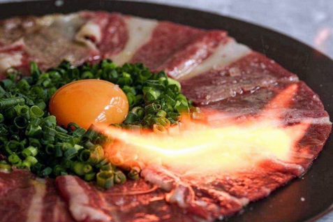 『Meet Meats ゴーバル 高田馬場店』の「霜降り牛の炙りカルパッチョ」