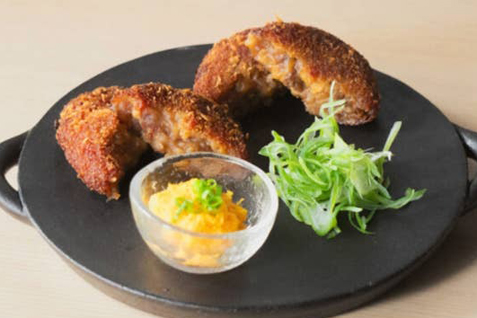 『創作割烹おあそび』の「黒毛和牛すき焼きコロッケ 黄身おろし」