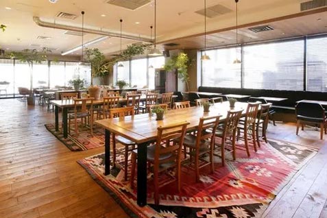 『Royal Garden Cafe AOYAMA（ロイヤルガーデンカフェ アオヤマ）』の2階フロア