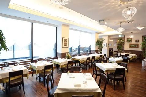 『Ristorante ACQUA PAZZA（リストランテ アクアパッツァ）』の開放感あふれる空間