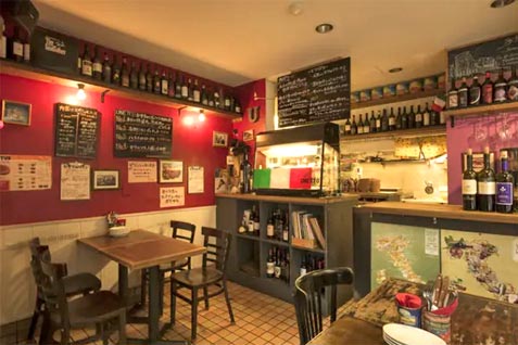 『Osteria UNETTO（オステリア・ウネット）』のカウンターとテーブル席