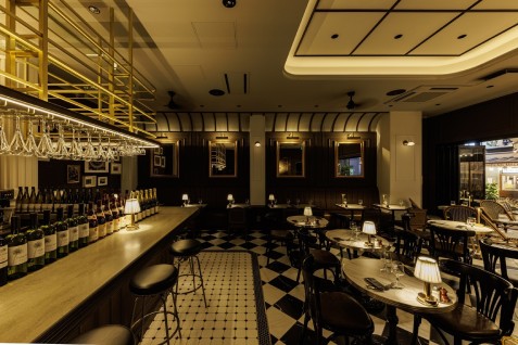 「Zero One Cafe & Brasserie 町田」の店内