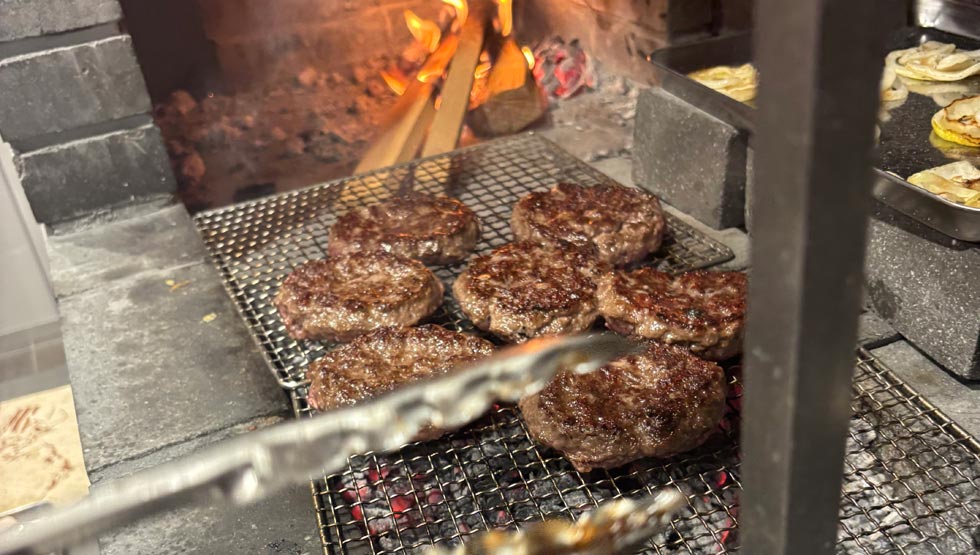 薪火料理の名店が提案する逸品！『なぎさのハンバーガー』鎌倉にグランドオープン！
