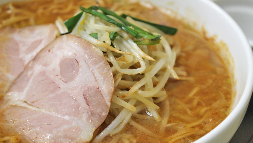 『飯田商店』初の味噌ラーメン！「味噌らぁ麺～五重の味噌」を『デニーズ』全店舗で1/9より期間限定発売