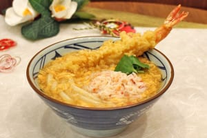2025年の年明けうどんは贅沢に！丸亀製麺「大海老天と本ずわい蟹の玉子あんかけうどん」
