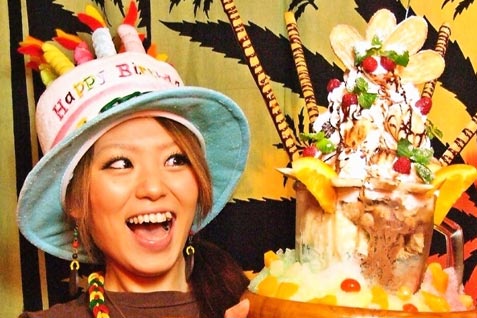 『TOMBOY 106 モアイカフェ 渋谷道玄坂店』の「MOMOパフェ」