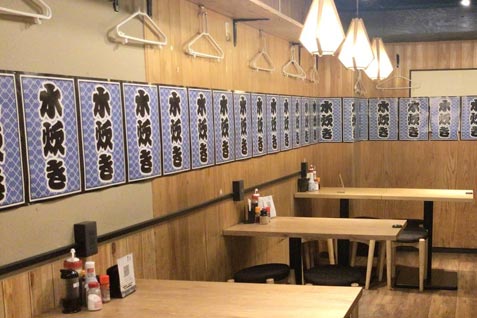 『大衆居酒屋 とりいちず 上野駅前店』の昭和レトロな店内