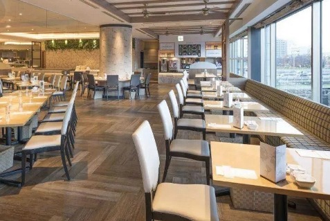 カジュアルダイニング「ガーデンコート」の店内