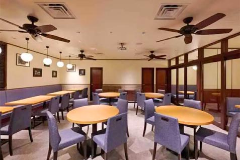 『喜記 銀座店』のカジュアルなインテリアの店内
