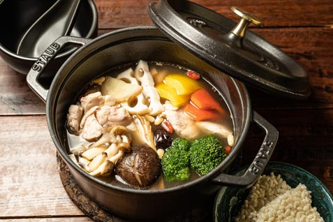『薬膳Dining&Bar 銀座しんのう』の「生の高麗人参スプラウト付き 岩手県産菜彩鶏胸肉の薬膳スープ煮」