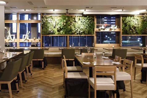 『薬膳鍋 kampo's』の白を基調にした店内