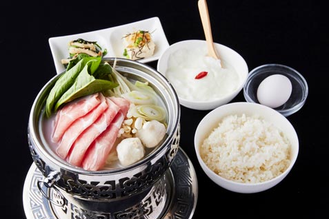 『薬膳しゃぶしゃぶ 小尾羊 銀座店』の「麻辣紅湯鍋定食」