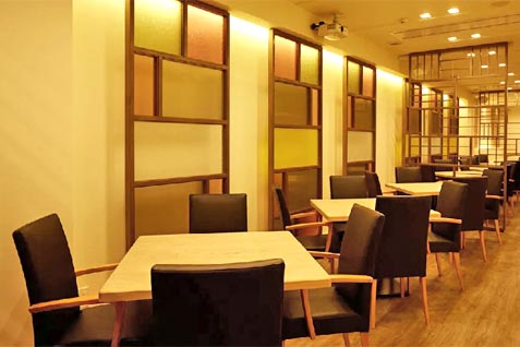 『China Dining 羽龍』のモダンなインテリアの店内
