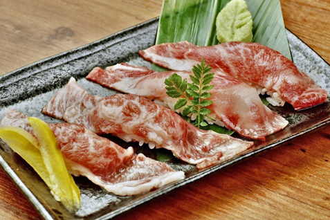 『元祖ネオ大衆焼肉うまし 下北沢店』の「黒毛和牛の肉寿司」