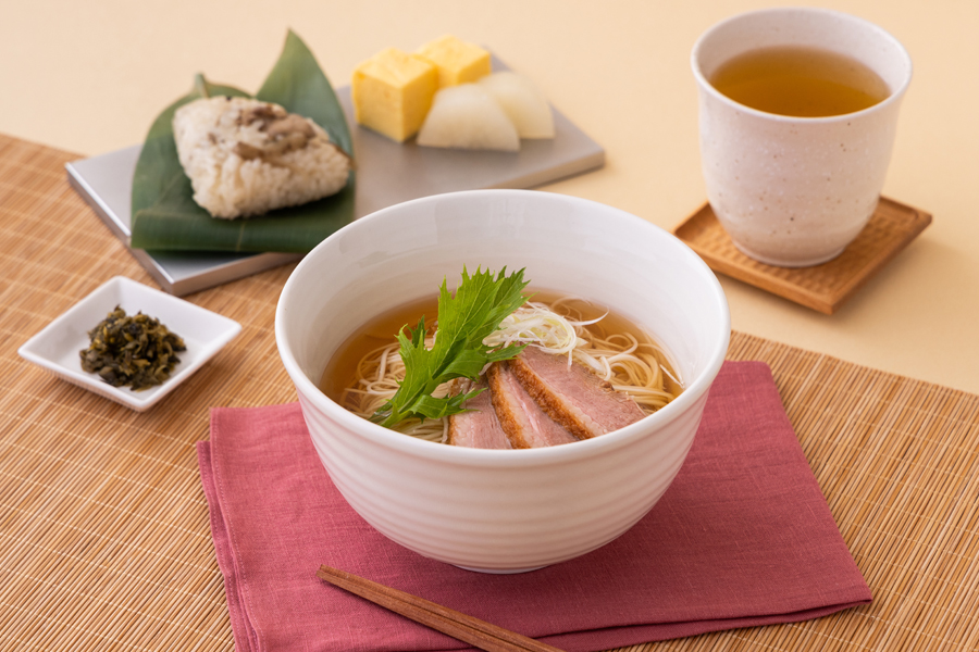 『茶寮 FUKUCHA 京都駅店』の「鴨素麺と山椒燻製茶、笹巻おこわセット」