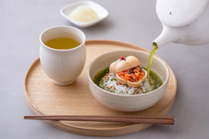 『茶寮 FUKUCHA 京都駅店』の「柚子燻製茶×燻製さけと抹茶のお茶漬け」